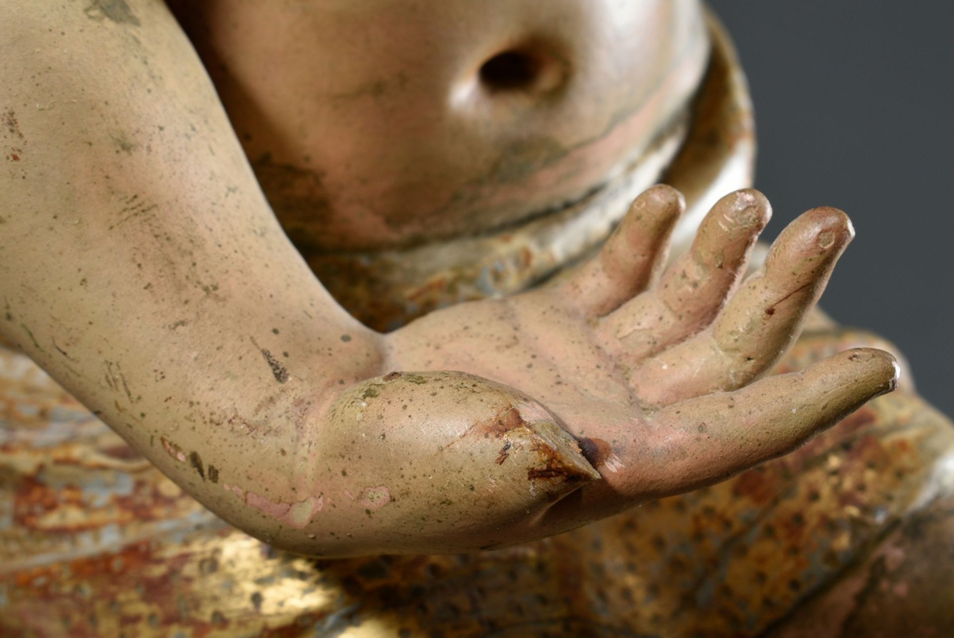 Life-size sacral figure "Angel with the Heart of Jesus" on pedestal, wood coloured and partially gi - Image 7 of 9