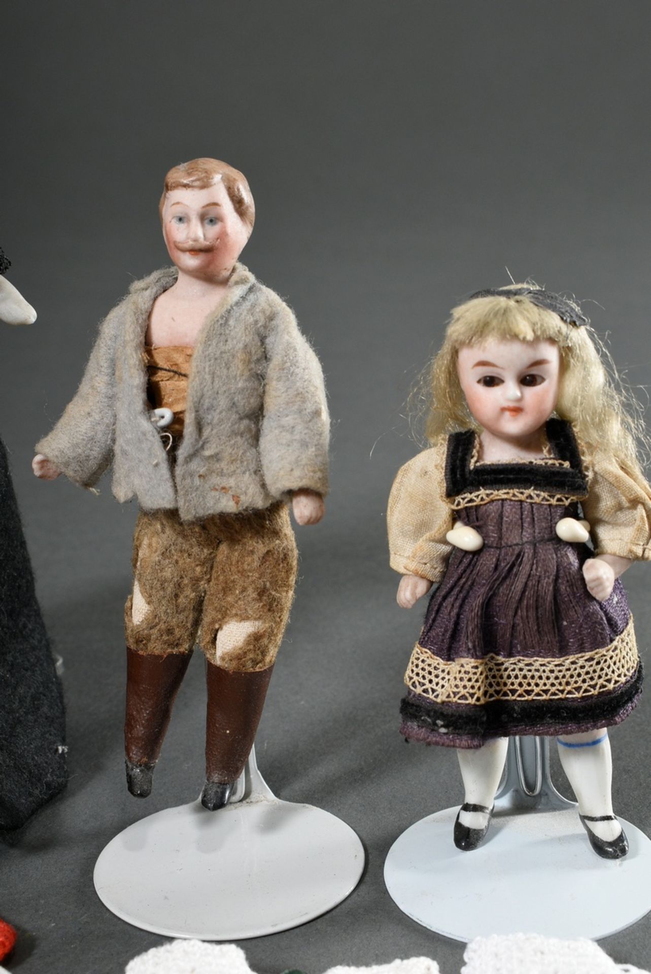 5 Diverse Puppenstuben Püppchen in alter Original Kleidung, Ende 19.Jh, H. 6-15cm, dazu Korb mit di - Bild 4 aus 6