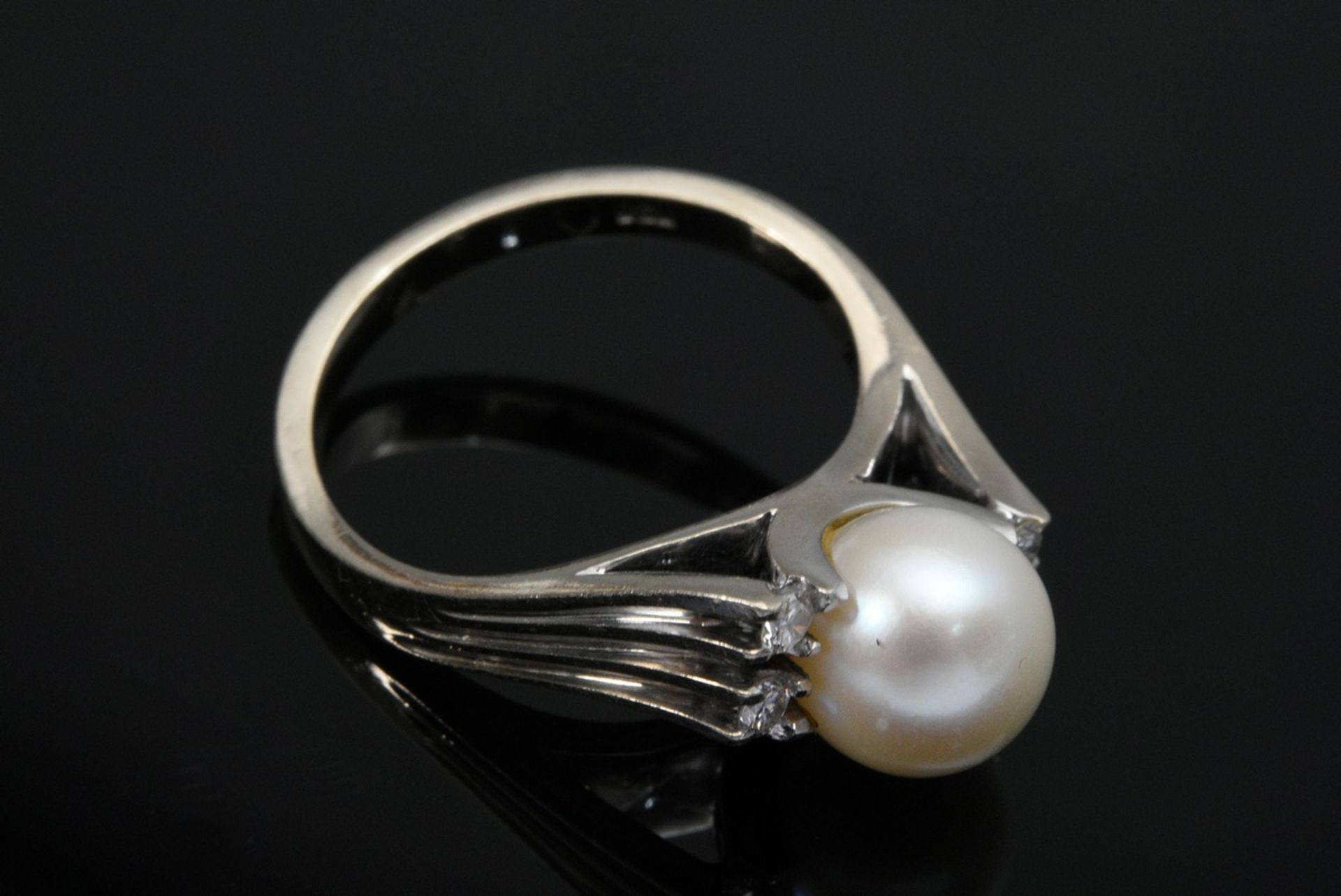 Classic white gold 750 cultured pearl ring in light bow shape with diamonds (total approx. 0.12ct/S - Image 3 of 3