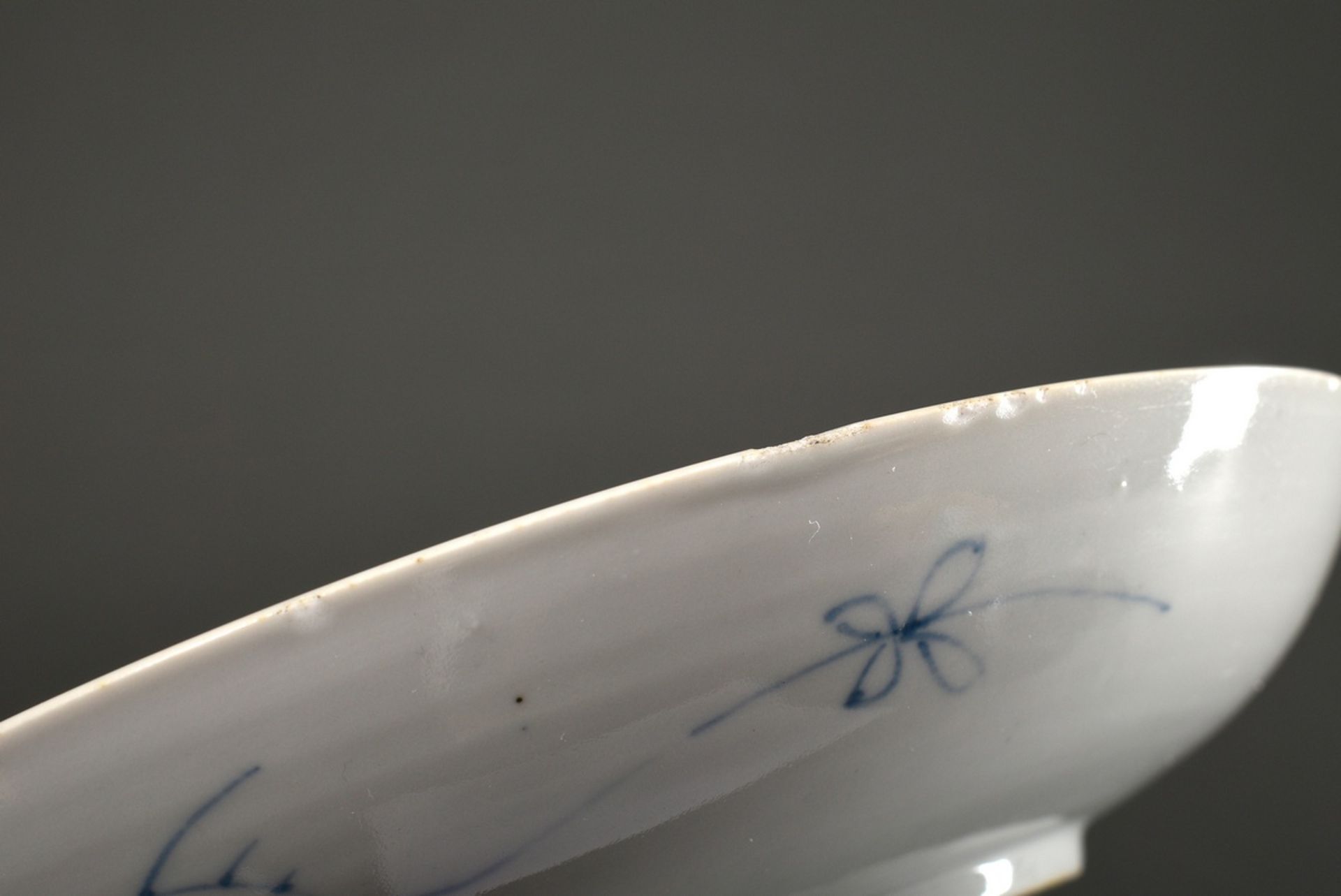 Flache Schale mit Blaumalerei Dekor „Ranken- und Blütendekor“, Kangxi Bildmarke, Ø 21cm, best. am R - Bild 4 aus 4