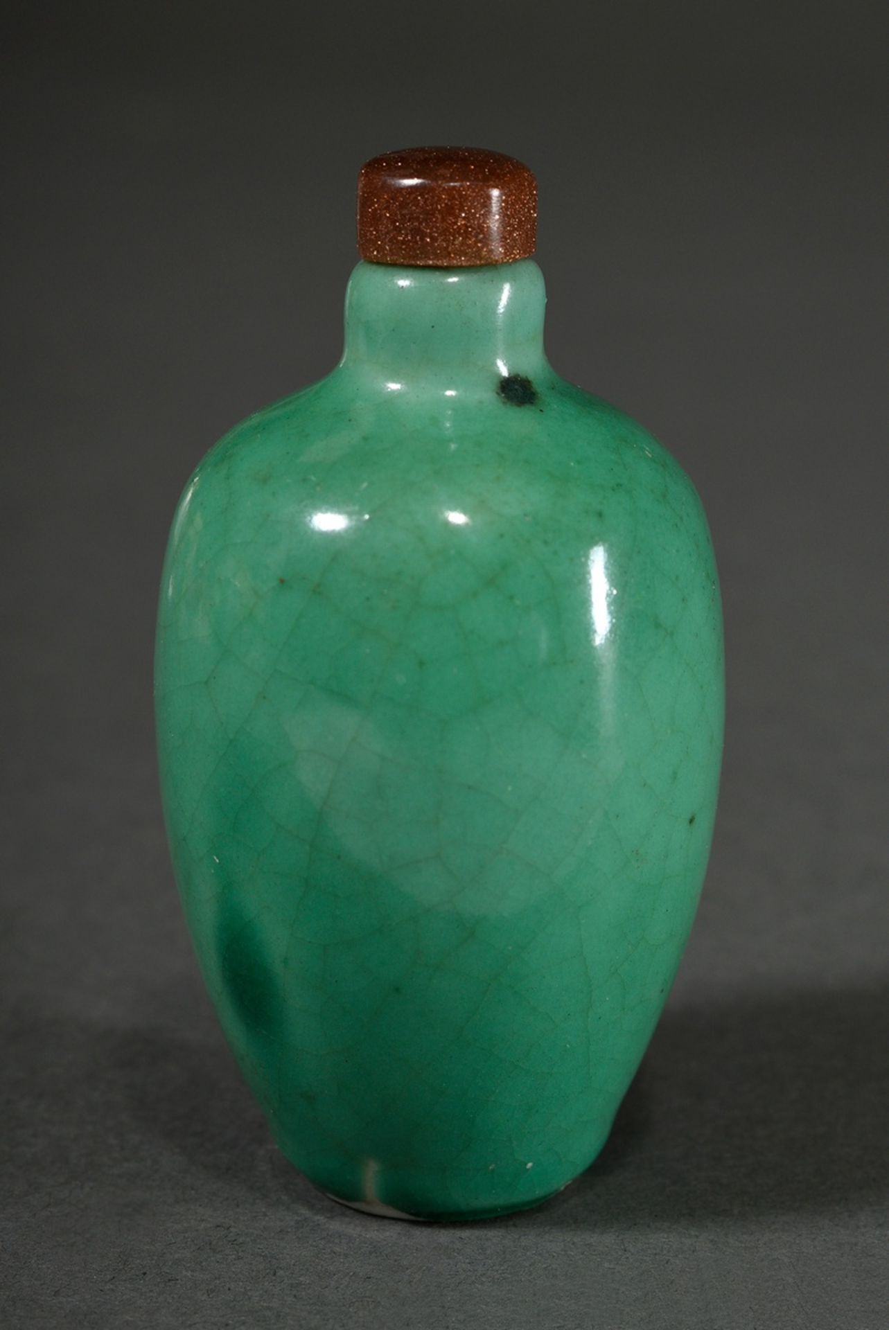 Porcelain snuffbottle with monochrome green glaze, China Qing Dynasty, h. 6,9cm