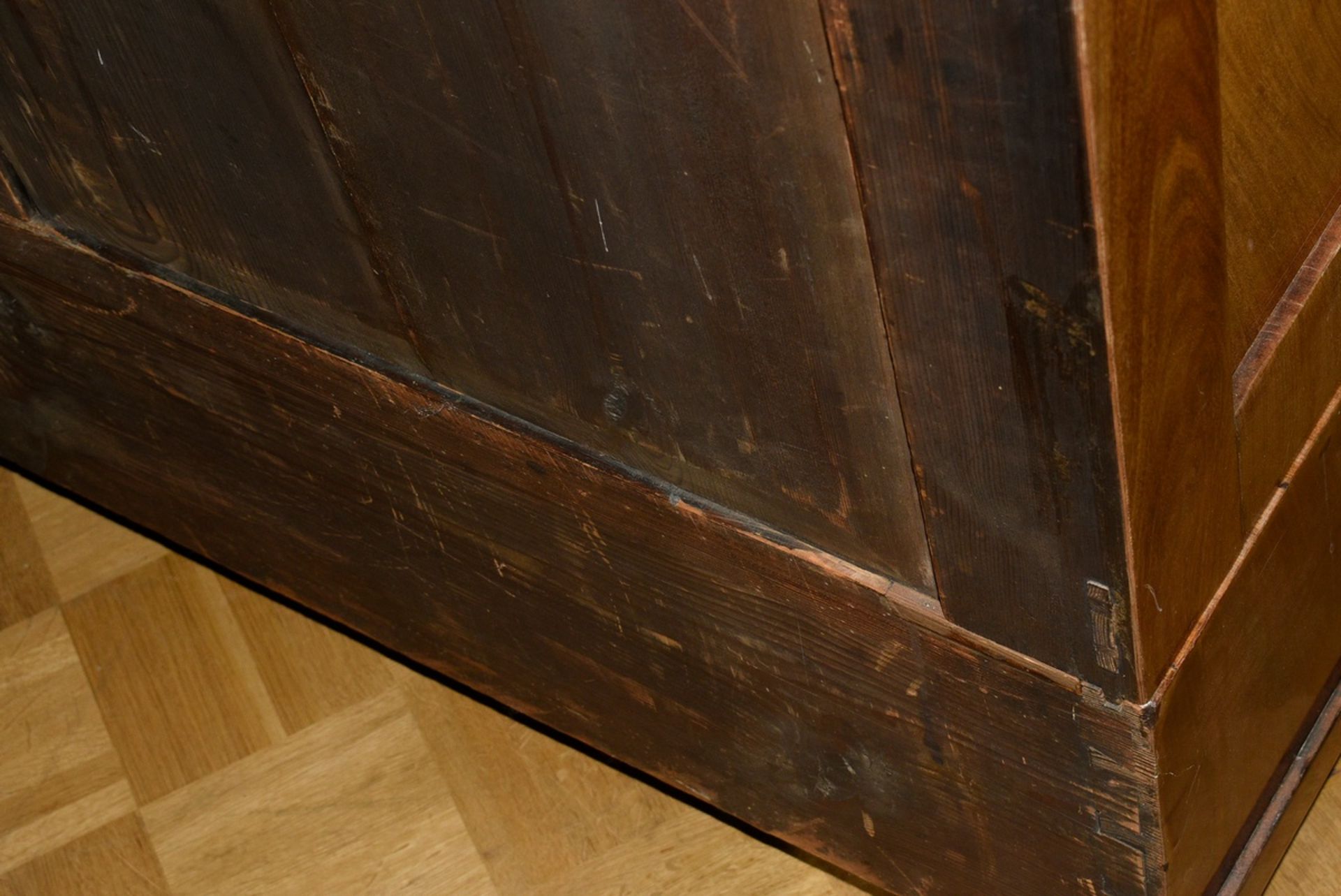 Biedermeier Bücherschrank mit gotisierenden Bögen im Kranz und Rauten-Verstrebungen auf den verglas - Bild 16 aus 16