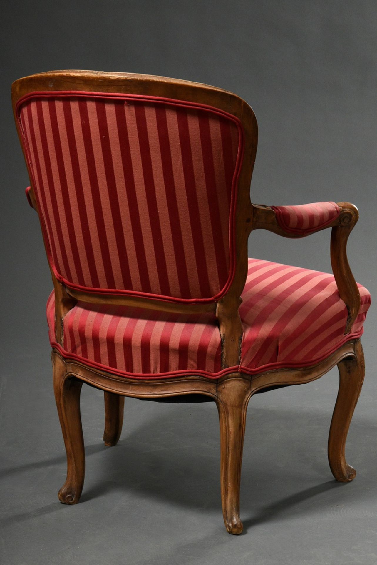 French armchair with curved legs and red striped silk cover, walnut/beech, h. 44/86cm, wood partly  - Image 6 of 7