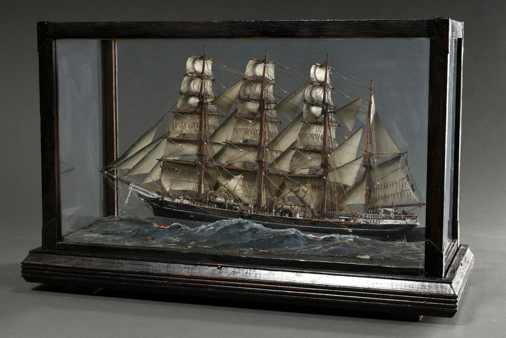 Diorama with full-ship model "Four-master 'Tellus'", around 1900, 41,5x66,5x28,5cm, small defects,  - Image 11 of 12