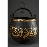 Jemenitischer Kessel (Feuertopf) mit vergoldeter arabische Kalligraphie, Ornamentfries und Bügelhen