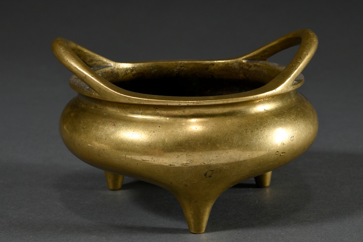 Bronze Tripod Censer with handles swinging out of the rim, base with 16-character Ming mark, h. 9.6 - Image 2 of 6