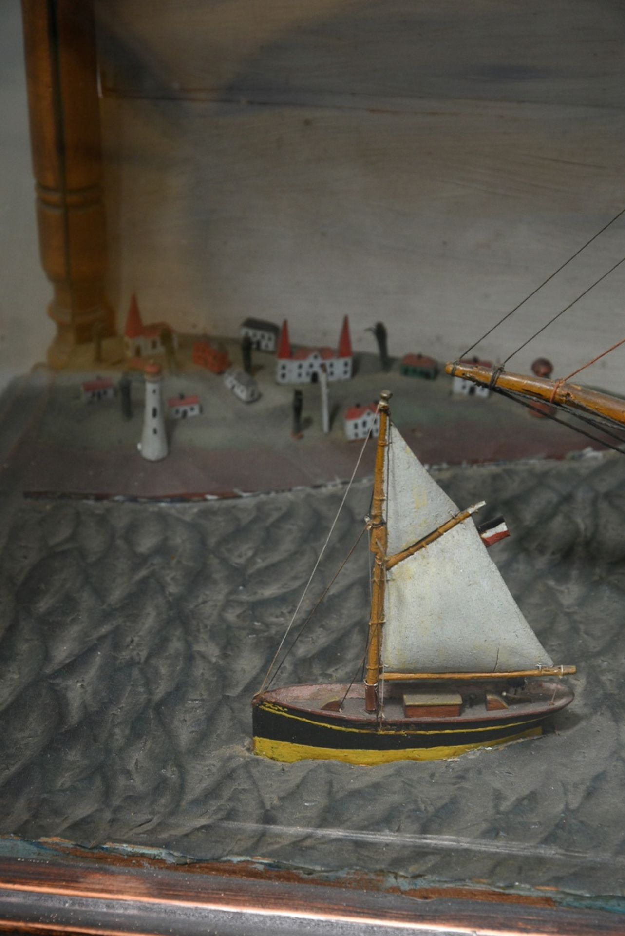 Diorama mit Schiffsvollmodell "Viermastbark 'Placilla' spätere 'Optima'" mit Beibooten vor Miniatur - Bild 5 aus 8
