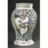 Fayence Netzvase mit floral bemalten Rocaillekartuschen in Balusterform, Dekor in Blau, Grün, Gelb