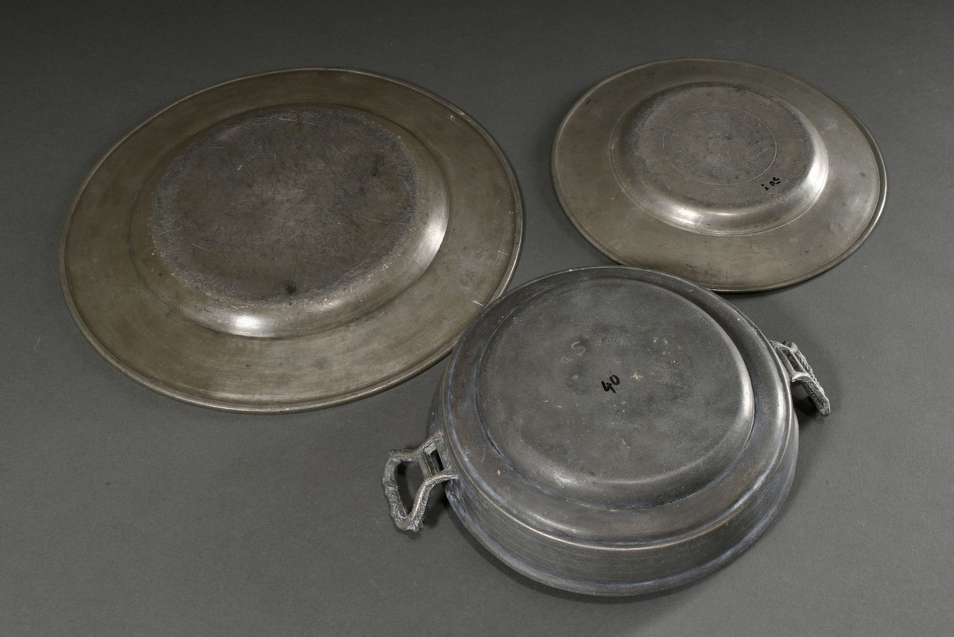 3 Various pieces of pewter: large North German wide rim plate with profiled rim, uninterpreted rose - Image 3 of 9