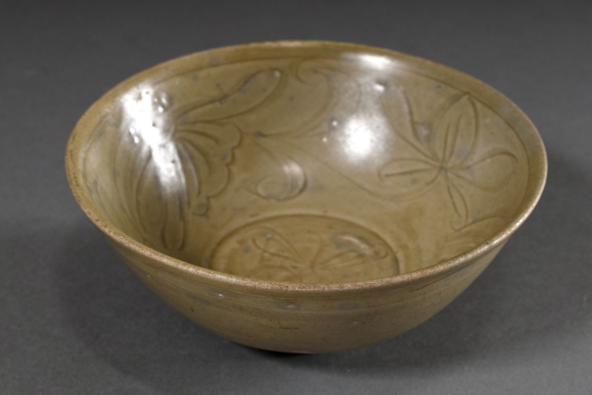 Longquan celadon bowl with floral Anhua incised decoration, China probably Yuan/Ming dynasty, on a  - Image 2 of 6