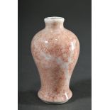 Miniatur Porzellan Baluster Vase mit zarter craquelierter Pfirsichblüten Glasur, China wohl 20. Jh.