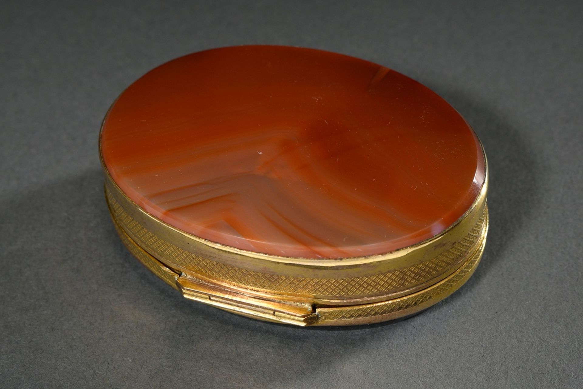 Oval gilded box with micromosaic "Colosseum" in the lid and agate bottom, Italy 19th c., 2,5x7x5,5c - Image 2 of 3