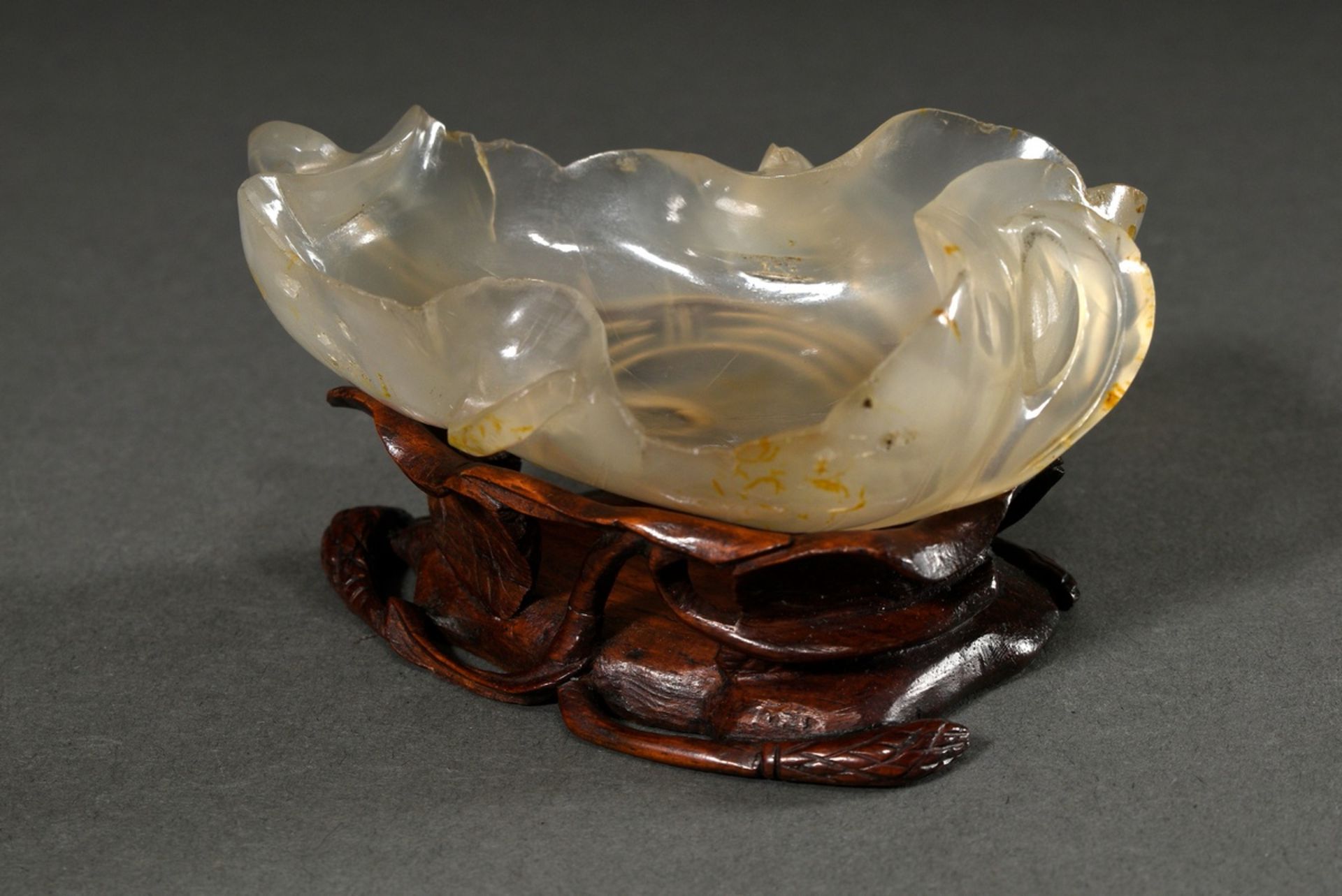 Agate "lotus leaf" bowl on rosewood stand, China Qing dynasty, 5/3,5x10x6,3cm, with defects