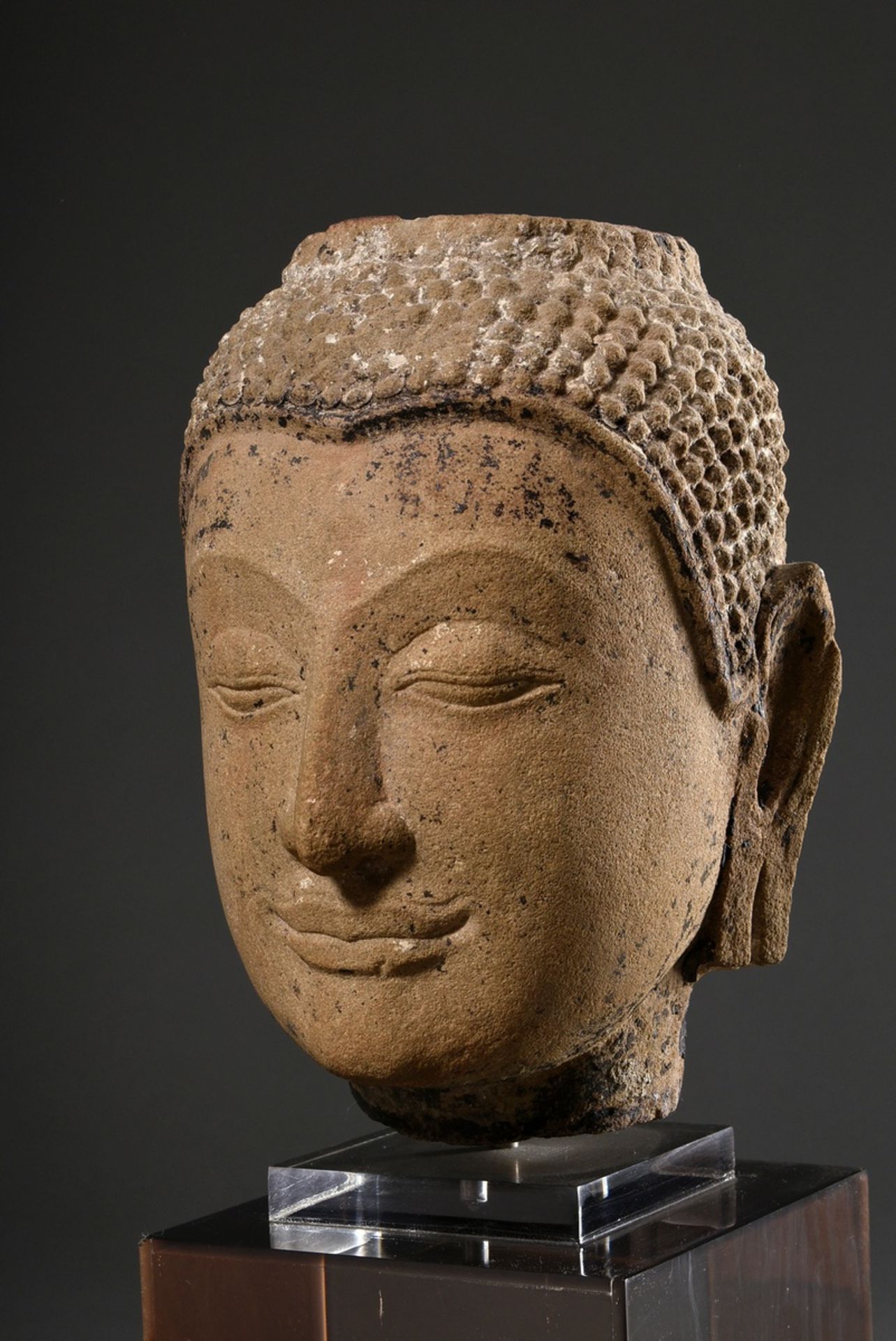 Ayutthaya Sandstein Buddha Kopf mit Resten von farbiger Bemalung, Thailand 15.-17. Jh., auf Plexigl - Bild 3 aus 7