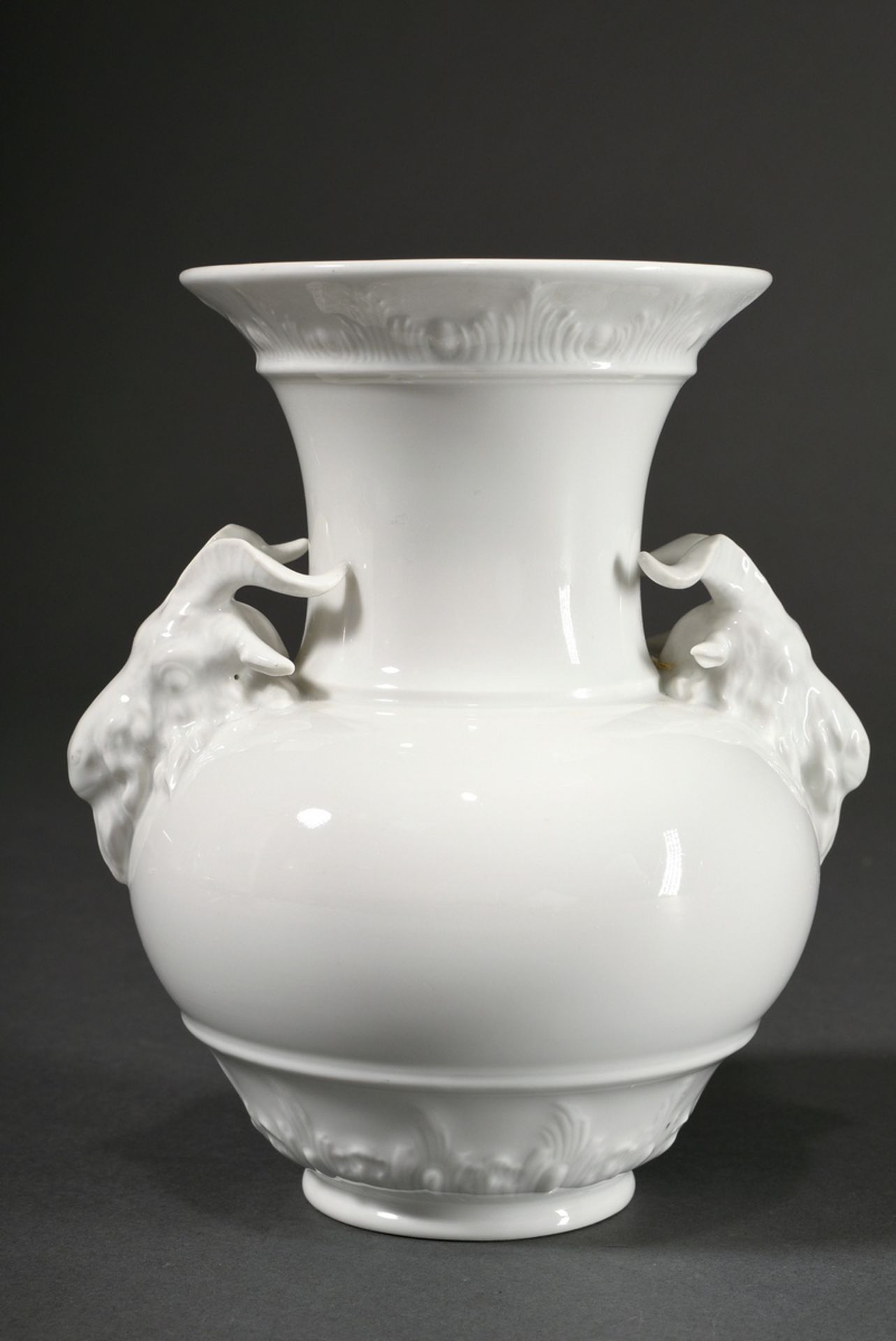 KPM Weißporzellan Widderkopf-Vase, Entw.: Elias Mayer um 1780, Ausformung 20.Jh., H. 16,5cm - Bild 2 aus 4