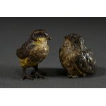 2 Diverse Wiener Bronze Figuren „Vogelküken“, farbig staffiert, 19.Jh., H. 4cm, berieben
