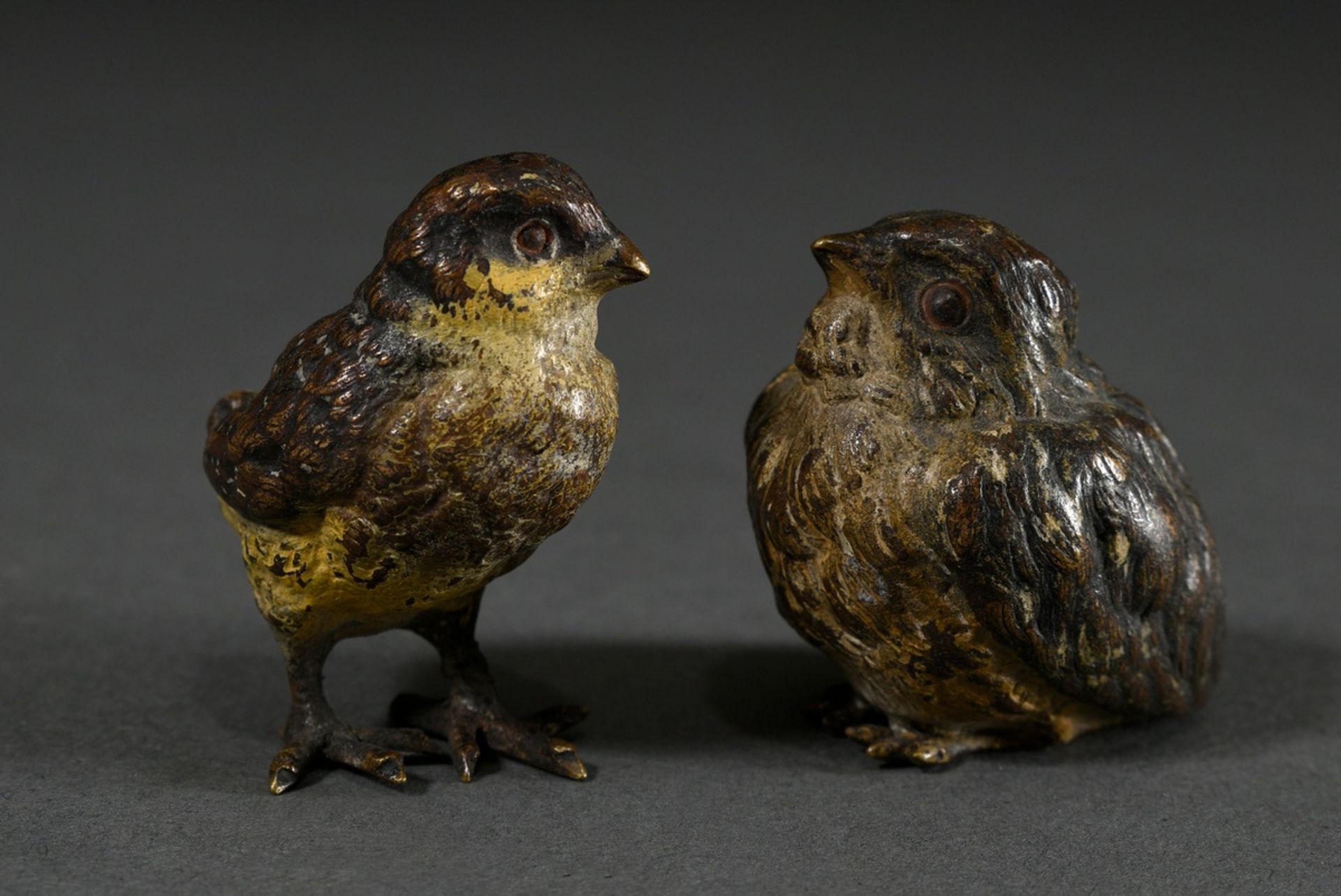 2 Diverse Wiener Bronze Figuren „Vogelküken“, farbig staffiert, 19.Jh., H. 4cm, berieben