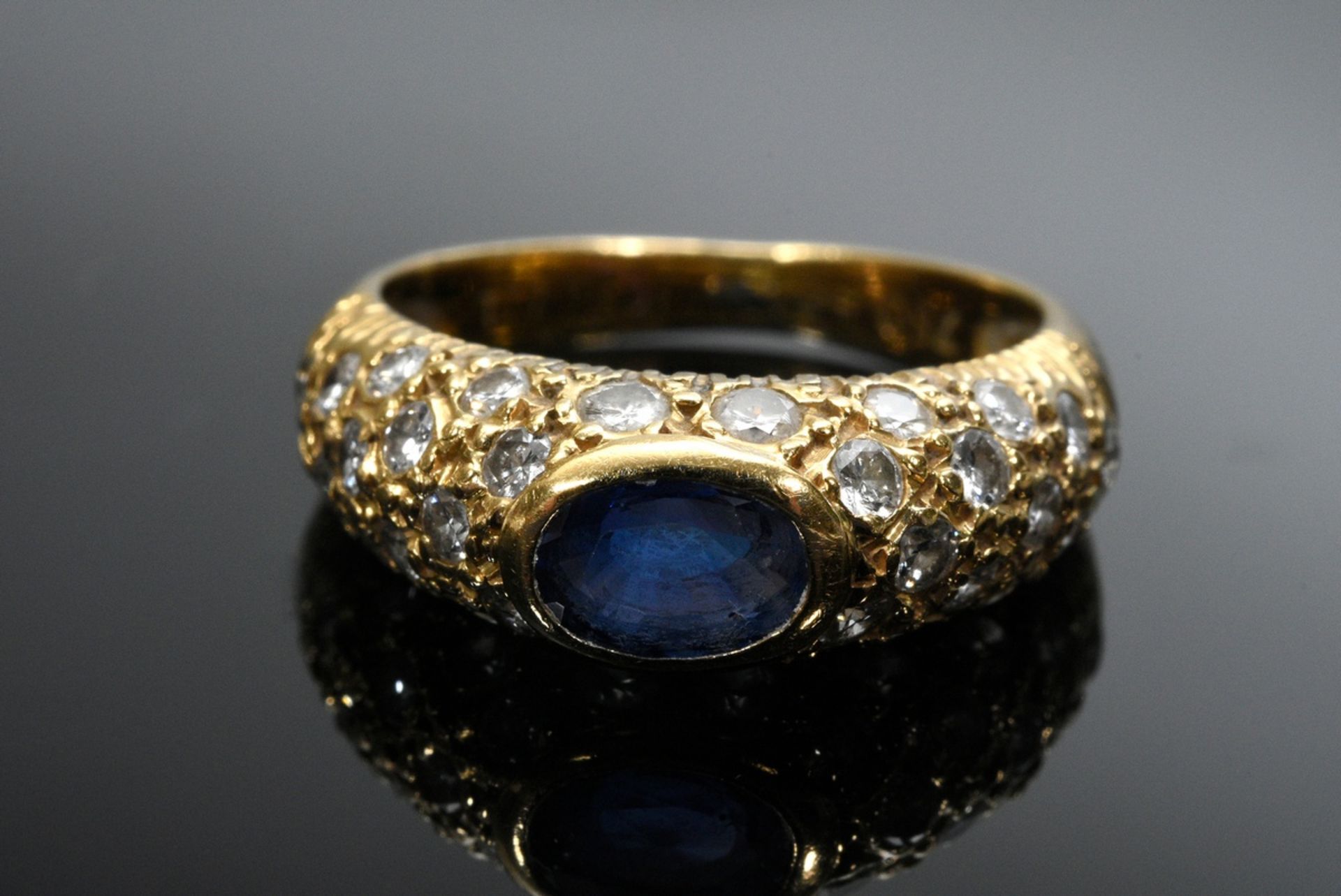 Fine yellow gold 750 band ring with sapphire in a pavé of diamonds (together approx. 0.60ct, VSI-SI - Image 4 of 4