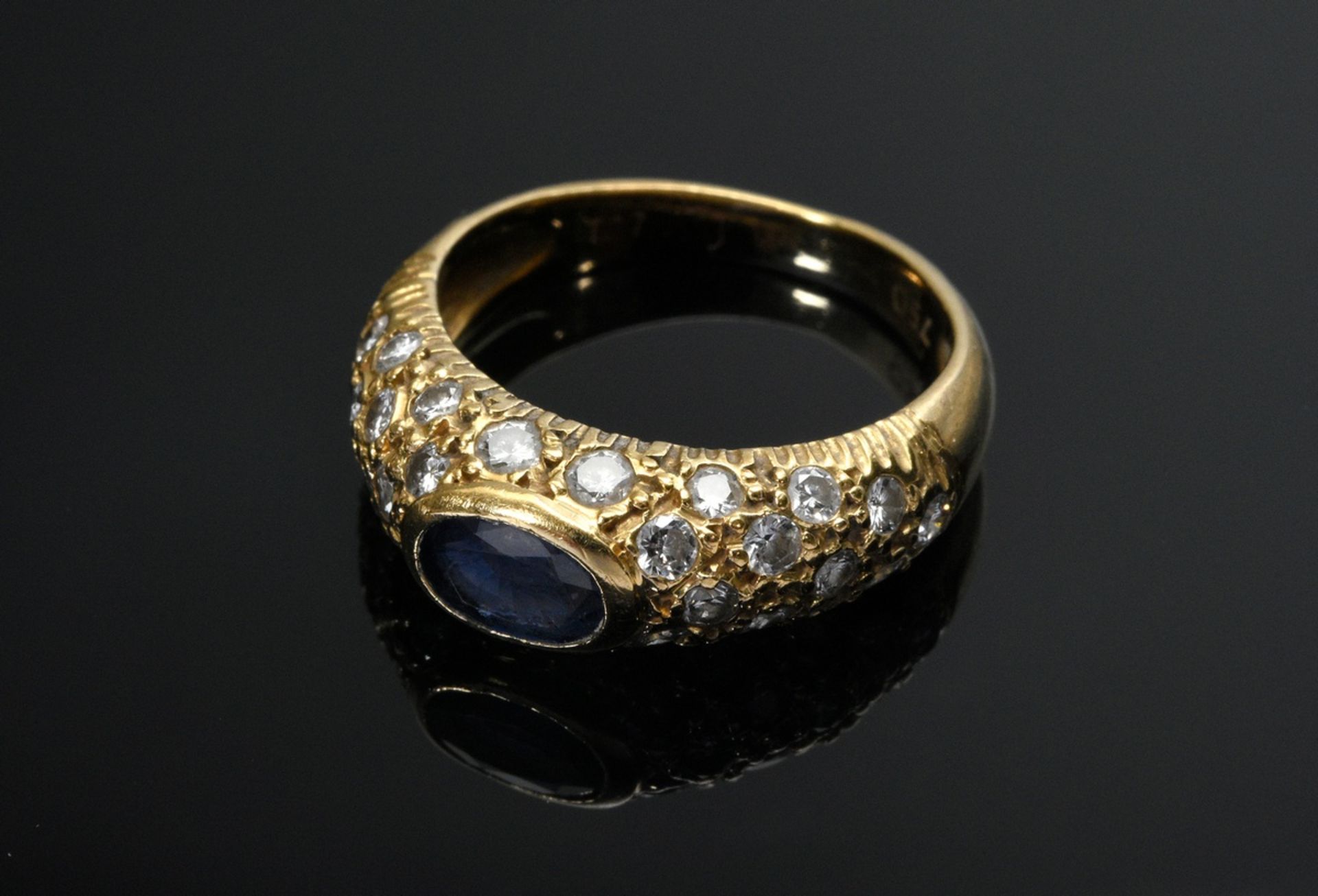 Fine yellow gold 750 band ring with sapphire in a pavé of diamonds (together approx. 0.60ct, VSI-SI - Image 2 of 4