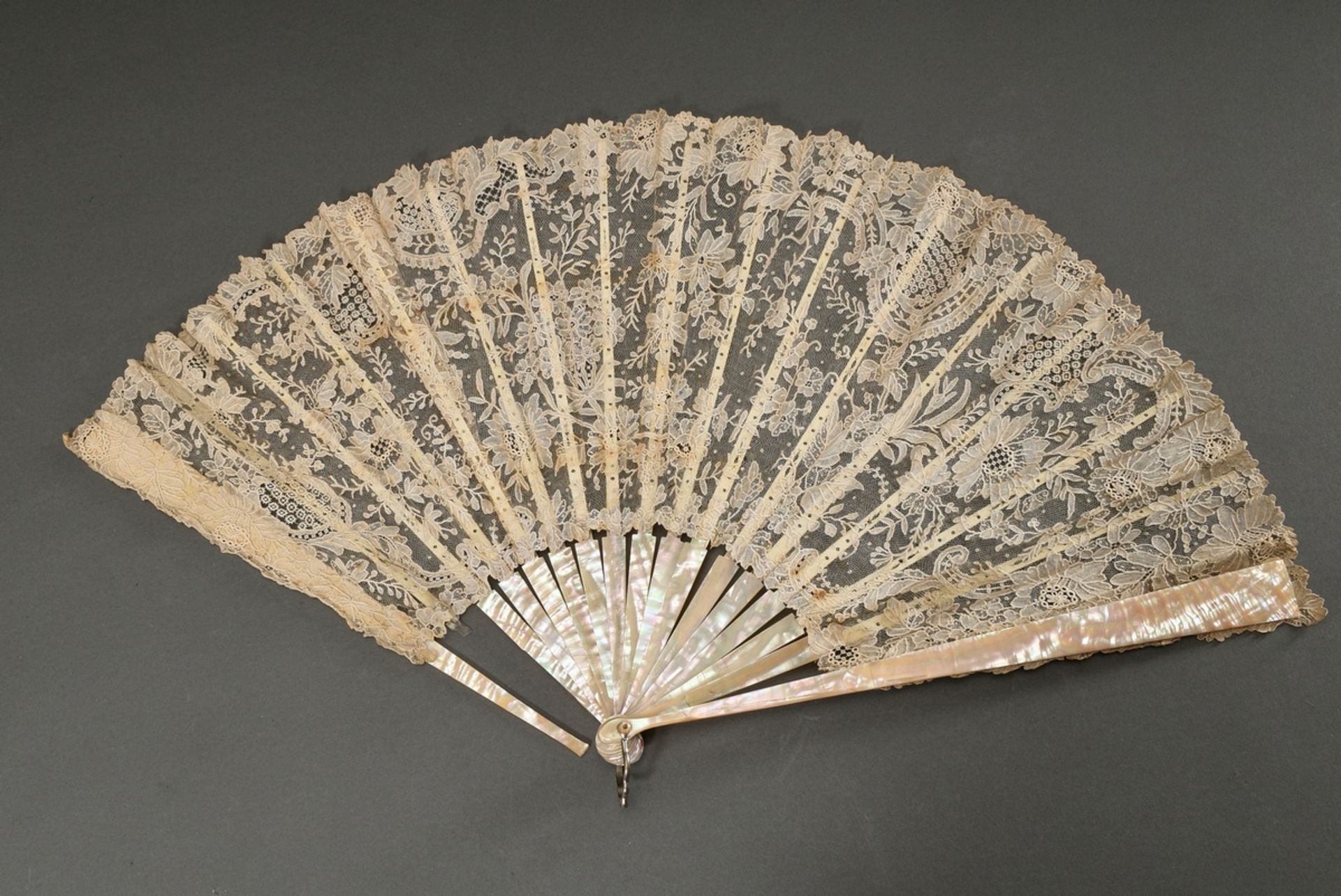 3 Various lace fans, 1x tortoiseshell in silk-covered box by Stern Brothers New York, 1x mother-of- - Image 9 of 11