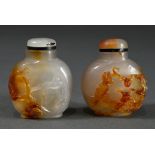 2 Diverse Chalcedon Snuffbottles mit feinen Szenen im Hochrelief "Vogel, Felsen und Kiefer / Fleder