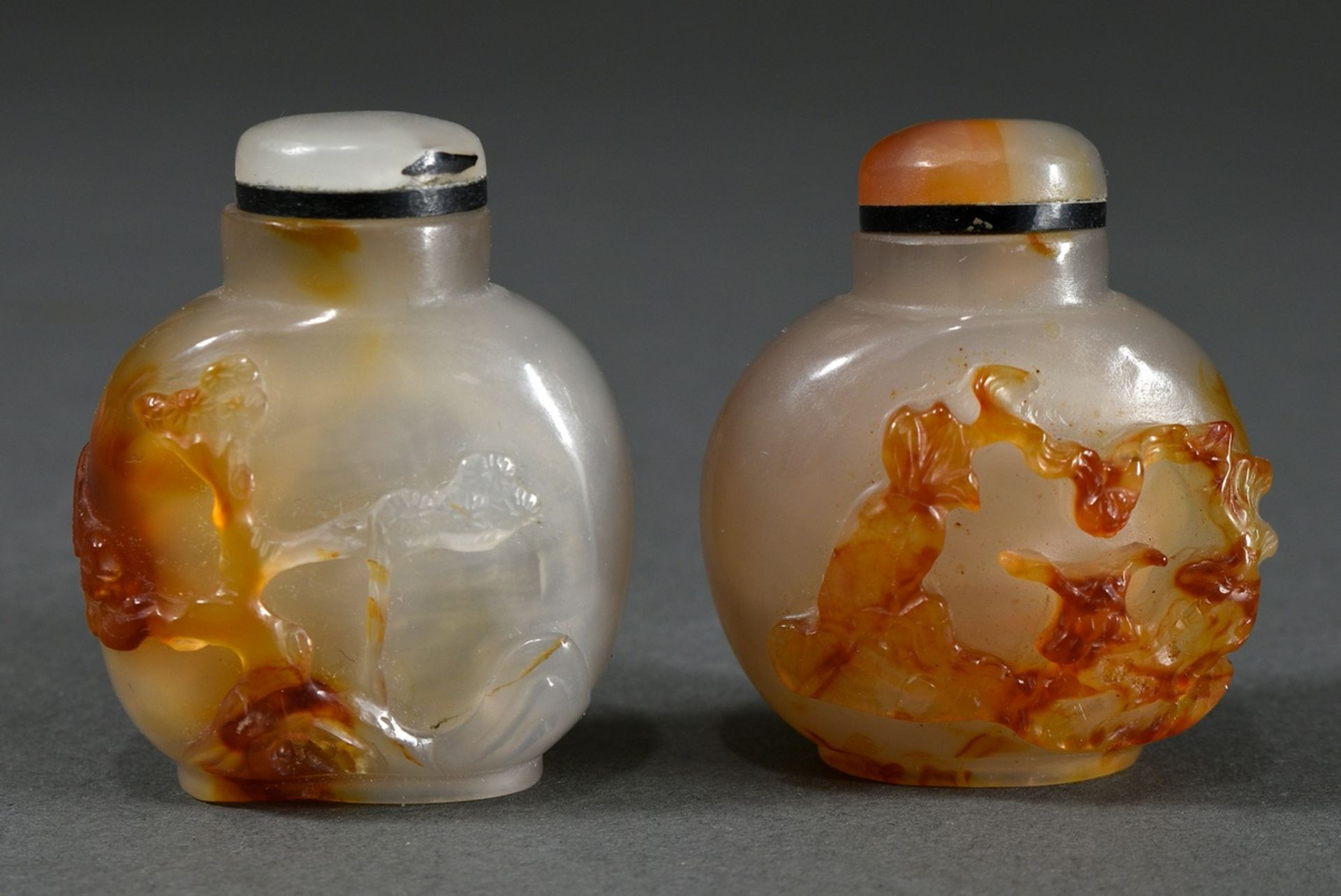 2 Various chalcedony snuffbottles with fine scenes in high relief "bird, rock and pine / bat, roden