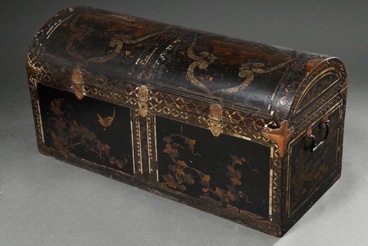 Museal Nanban Urushi lacquer chest with mother-of-pearl inlays and gold lacquer painting, Japan Mom - Image 2 of 11