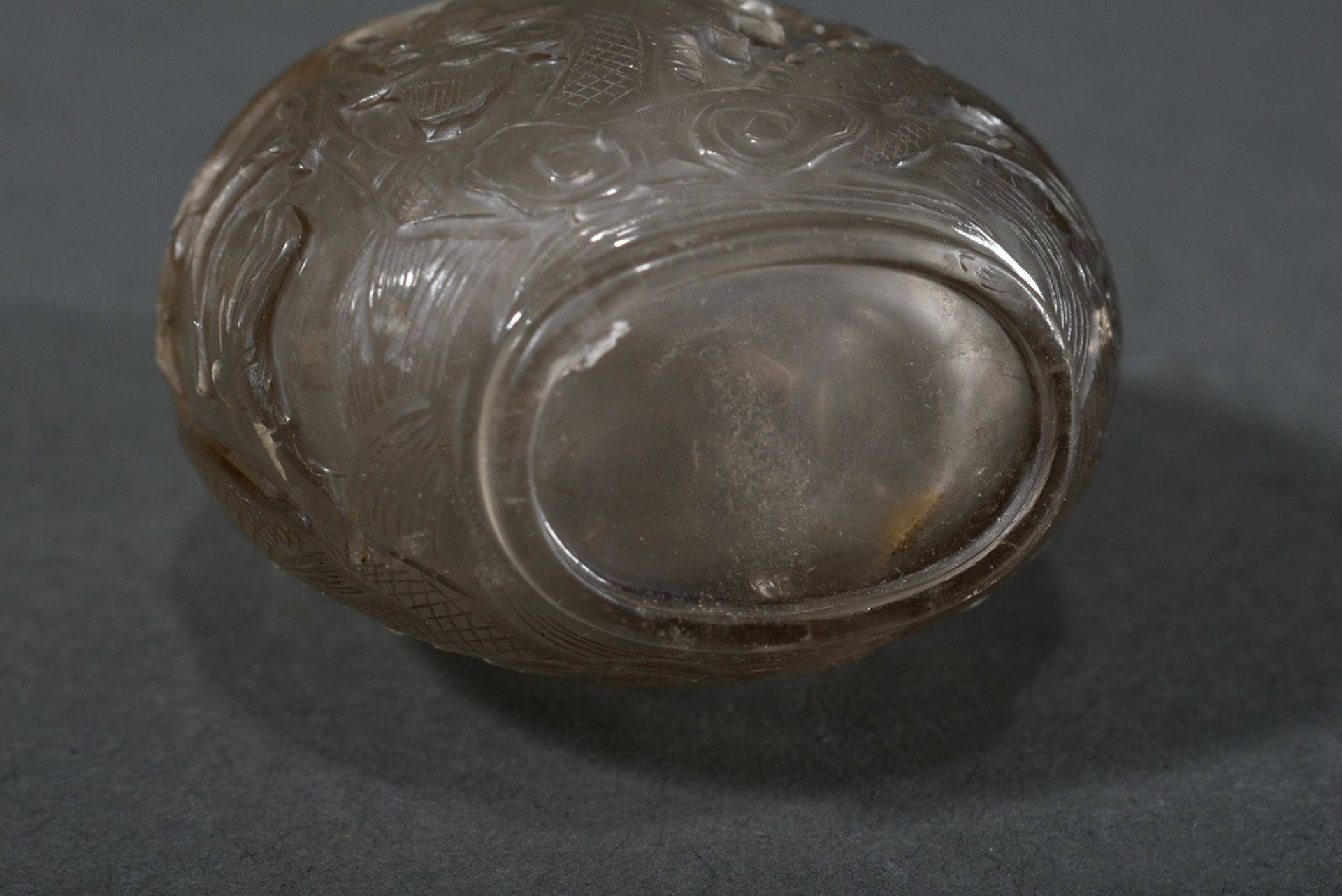 Rock crystal snuffbottle with finely cut "sky dragon" decoration in relief, thin-walled hollowed, C - Image 3 of 3