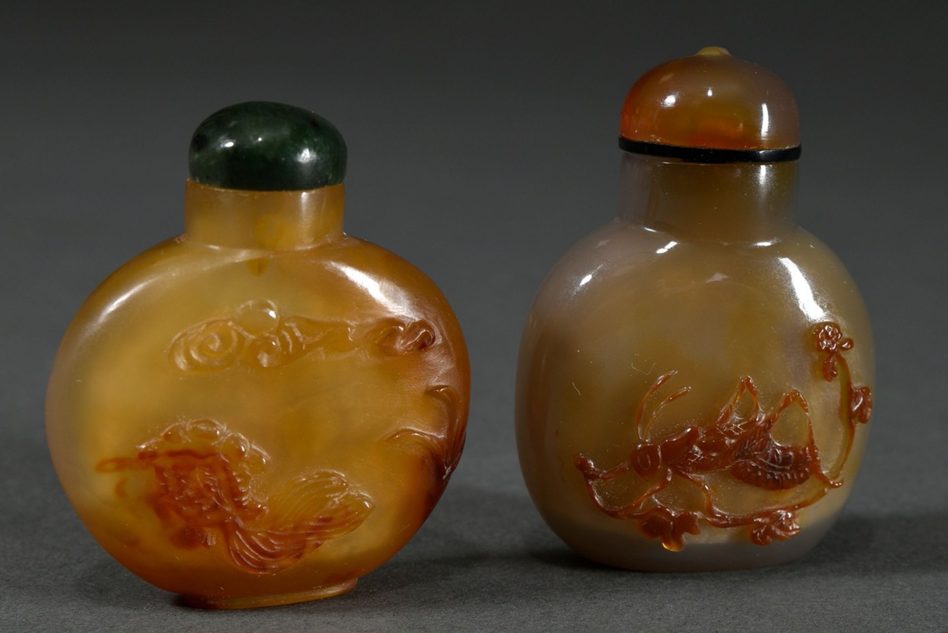 2 Various chalcedony snuffbottles with fine scenes in high relief "cricket and veiltail", thin-wall