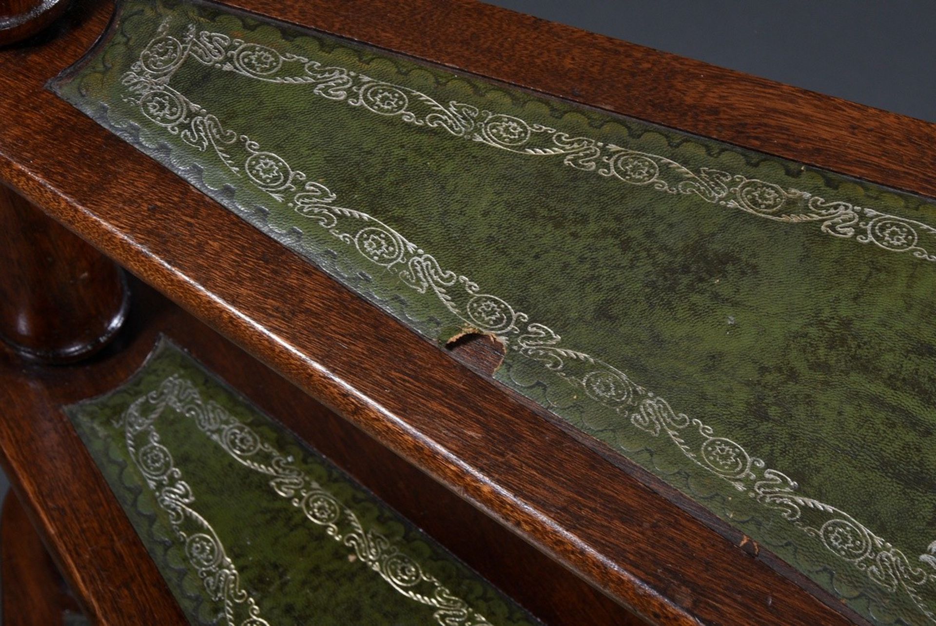 Four-stepped library staircase on brass castors, mahogany with green gold-punctured leather, h. 81/ - Image 4 of 4