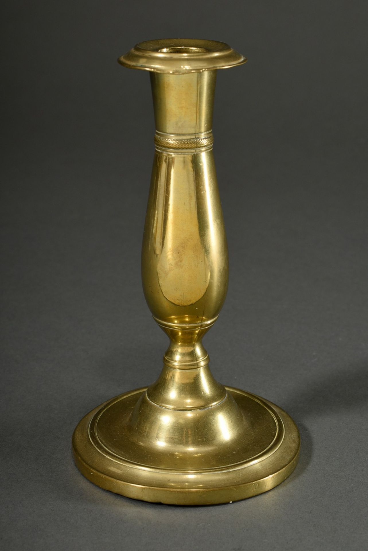 Gelbguss Leuchter auf rundem Fuß mit Balusterschaft und zartem Rillenfries, wohl um 1800, H. 18cm, 