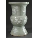 Chinesische Gu Vase mit floraler Pâte sur Pâte Malerei auf Seladon Fond, China Qing Dynastie, H. 28