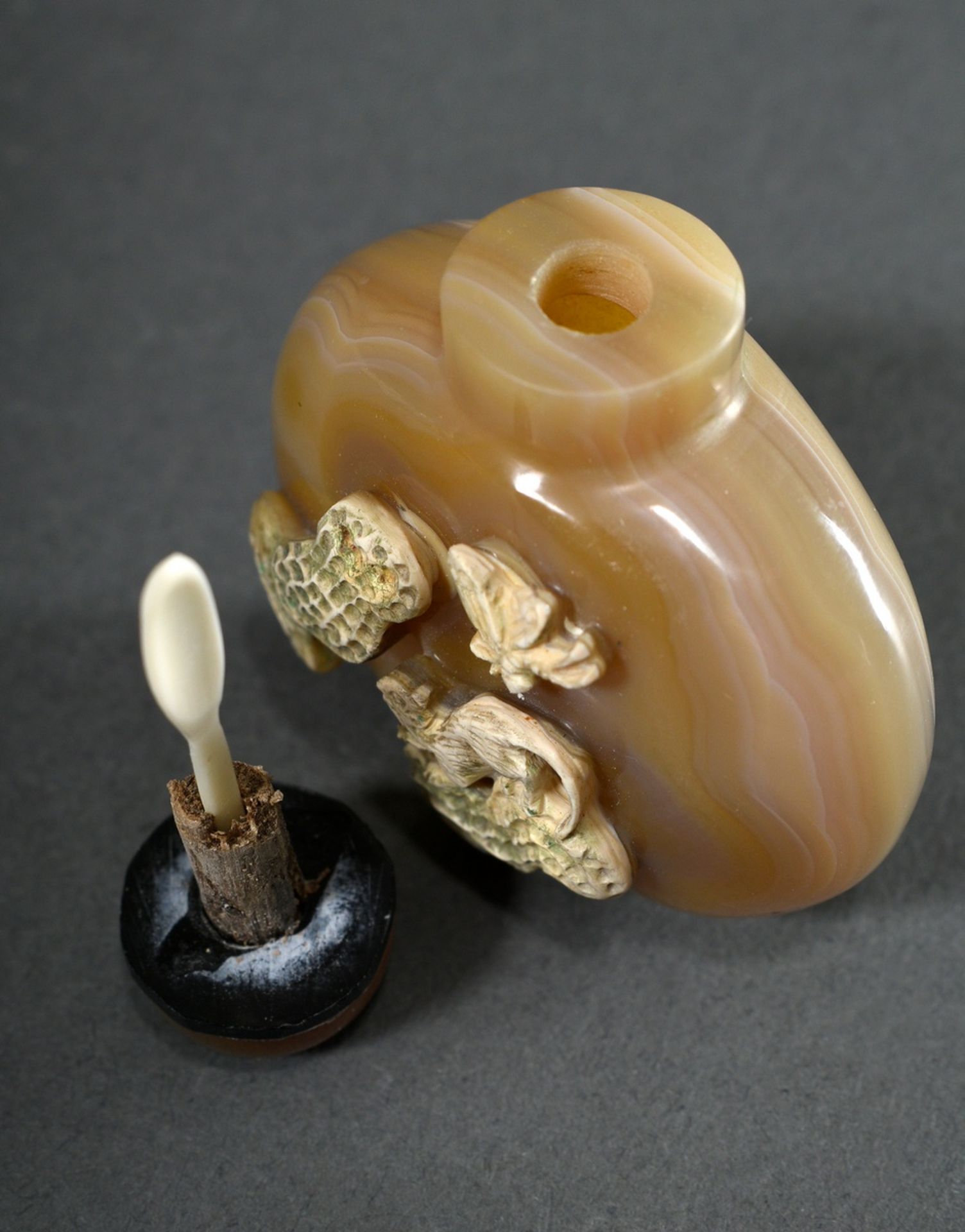 Finely cut agate layer stone snuffbottle "dormouse (?), butterfly and peanuts" in high relief, thin - Image 4 of 4