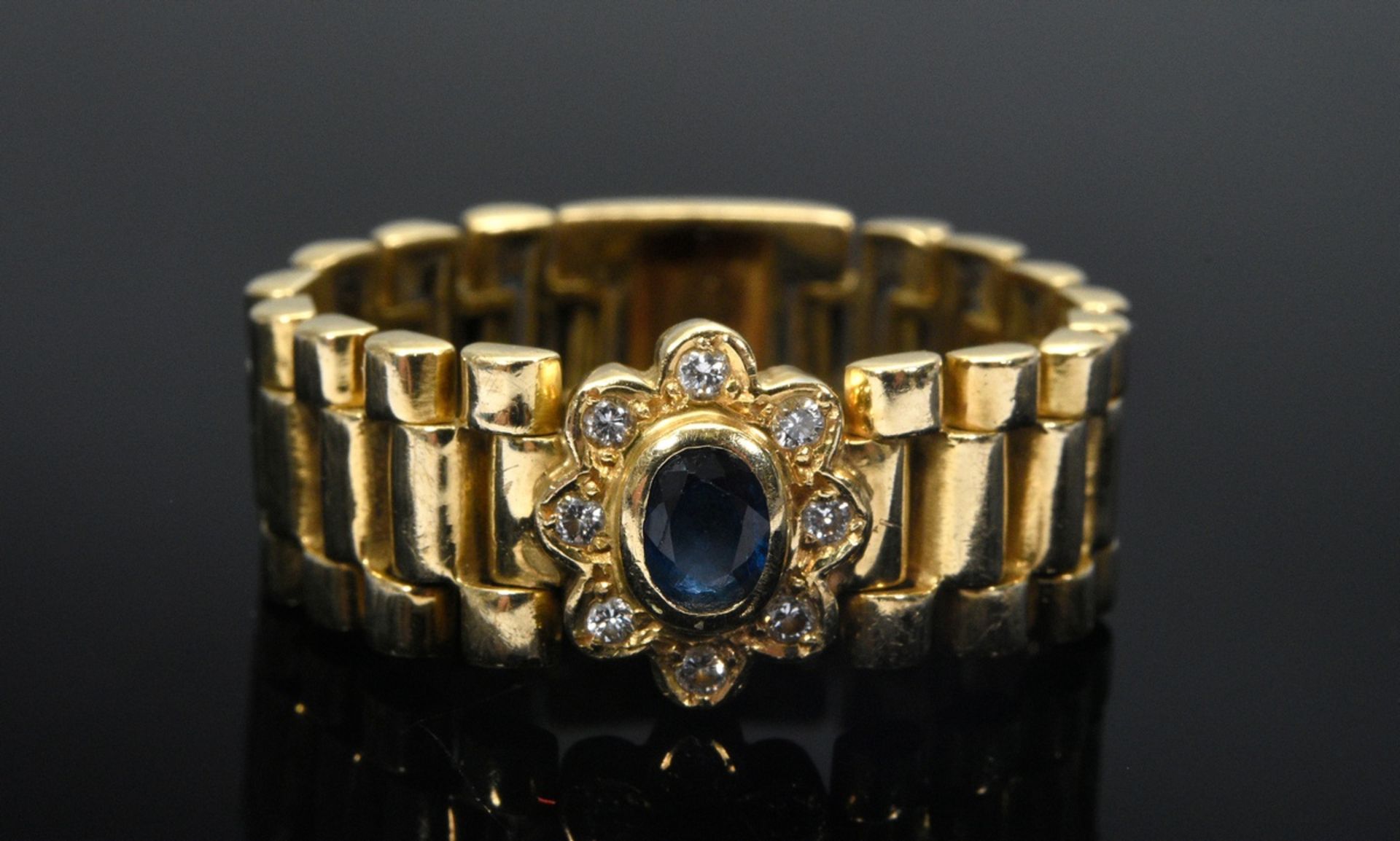Movable yellow gold 750 chain ring with sapphire in a brilliant-cut diamond flower wreath (together