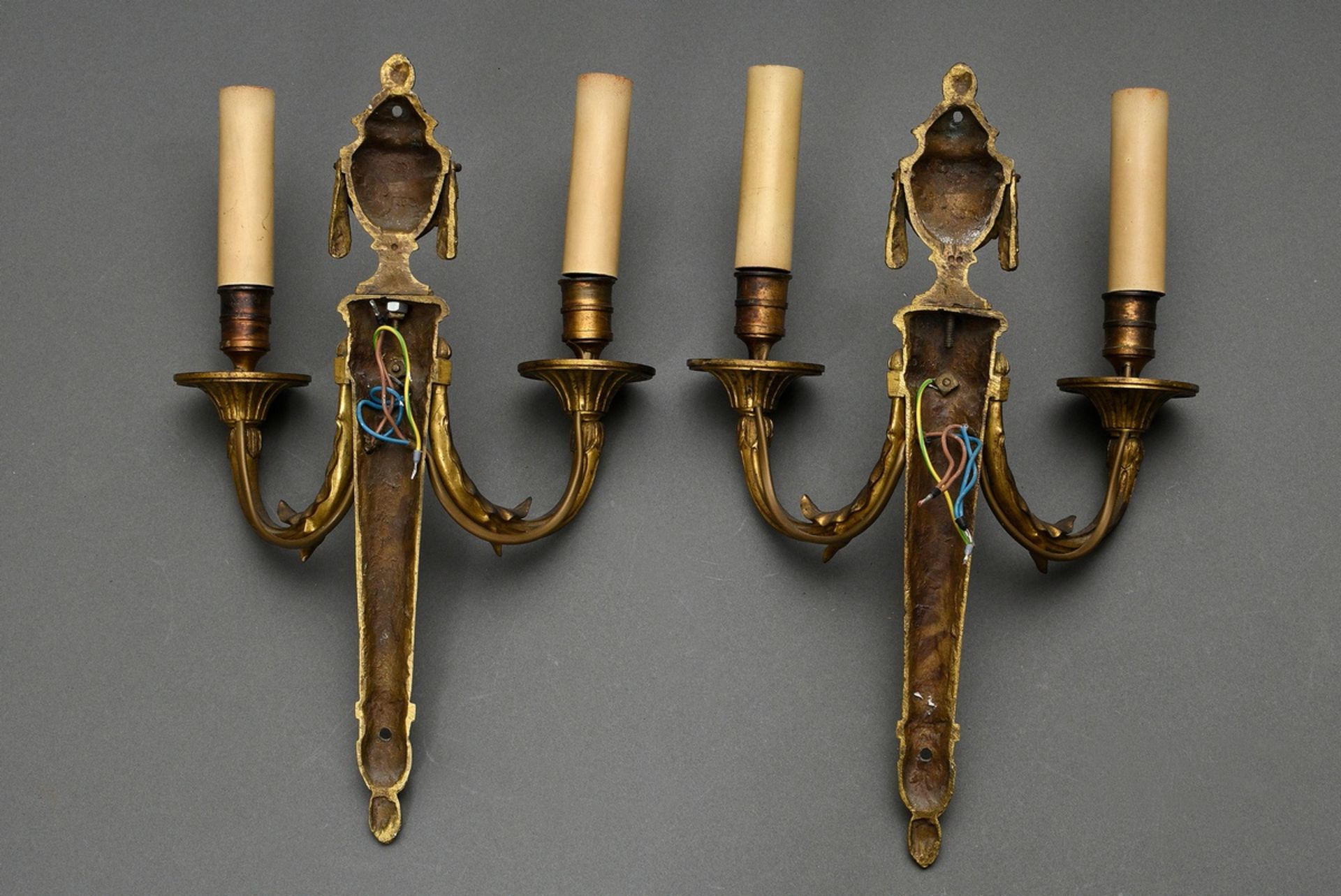 Pair of fine fire-gilt bronze wall arms in Louis XVI style with sculptural mascarons and vases crow - Image 3 of 5