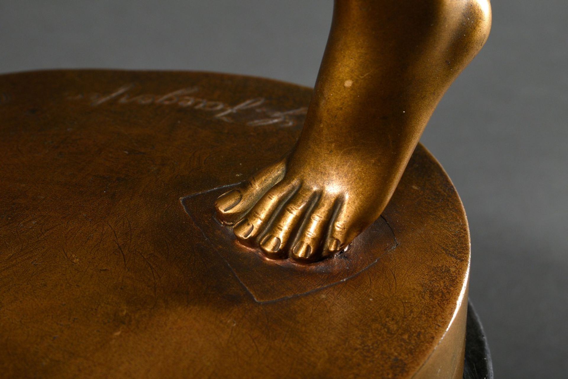 Jaeger, Gotthilf (1871-1933) "Sabre Dancer", around 1925, bronze with gold patina on grey marble pl - Image 4 of 10