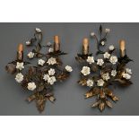 Paar italienische Wandarme in floraler Façon mit Porzellan Blüten, Messingblech mit Resten von Verg