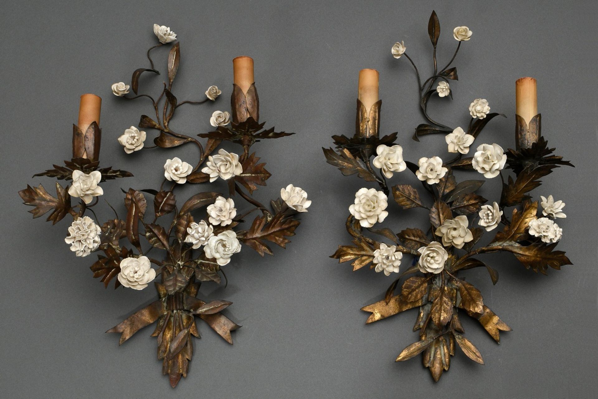 Pair of Italian wall arms in floral façon with porcelain blossoms, sheet brass with remnants of gil