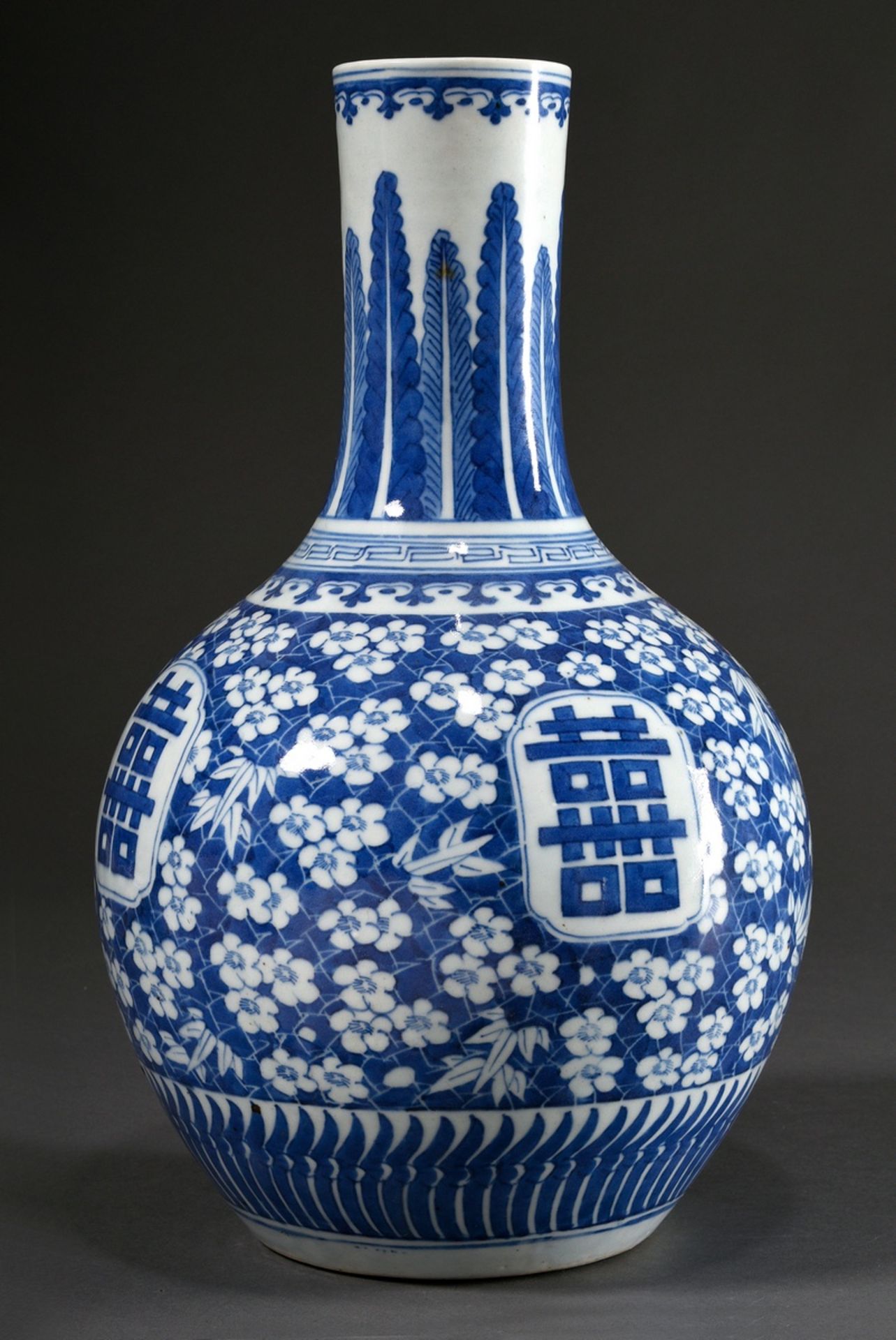 Chinesische Porzellan Tianqiuping Vase mit floralem Blaumalerei Dekor "Prunusblüten und Blattdekor"