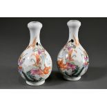 Paar kleine Knoblauch Vasen mit polychromer Fencai Malerei "Vier Unsterbliche in Wellen", eisenrote