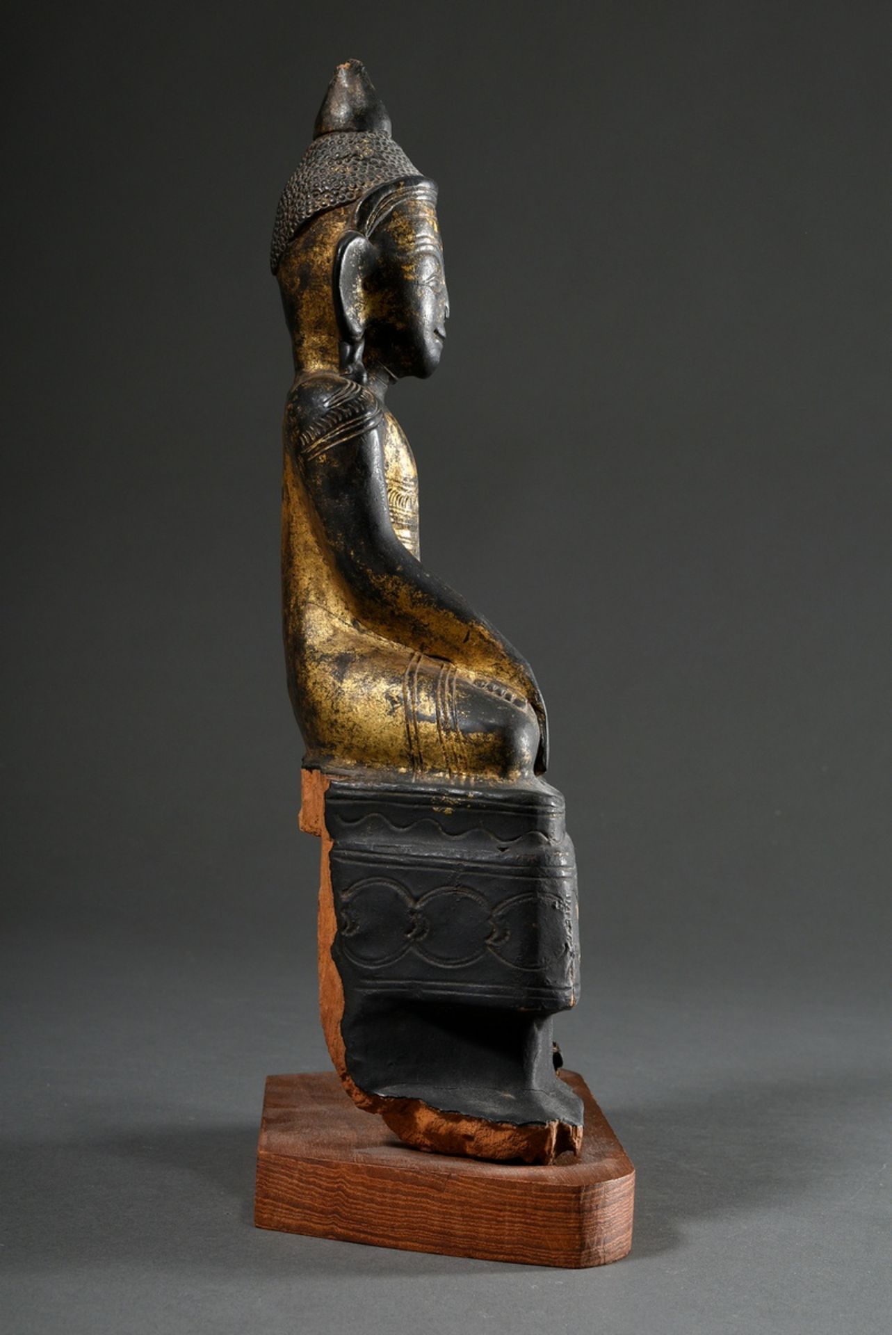 Burmese Buddha in Shan style, Bhumisparsha Mudra, carved wood, lacquered and remains of gilding, Bu - Image 4 of 5