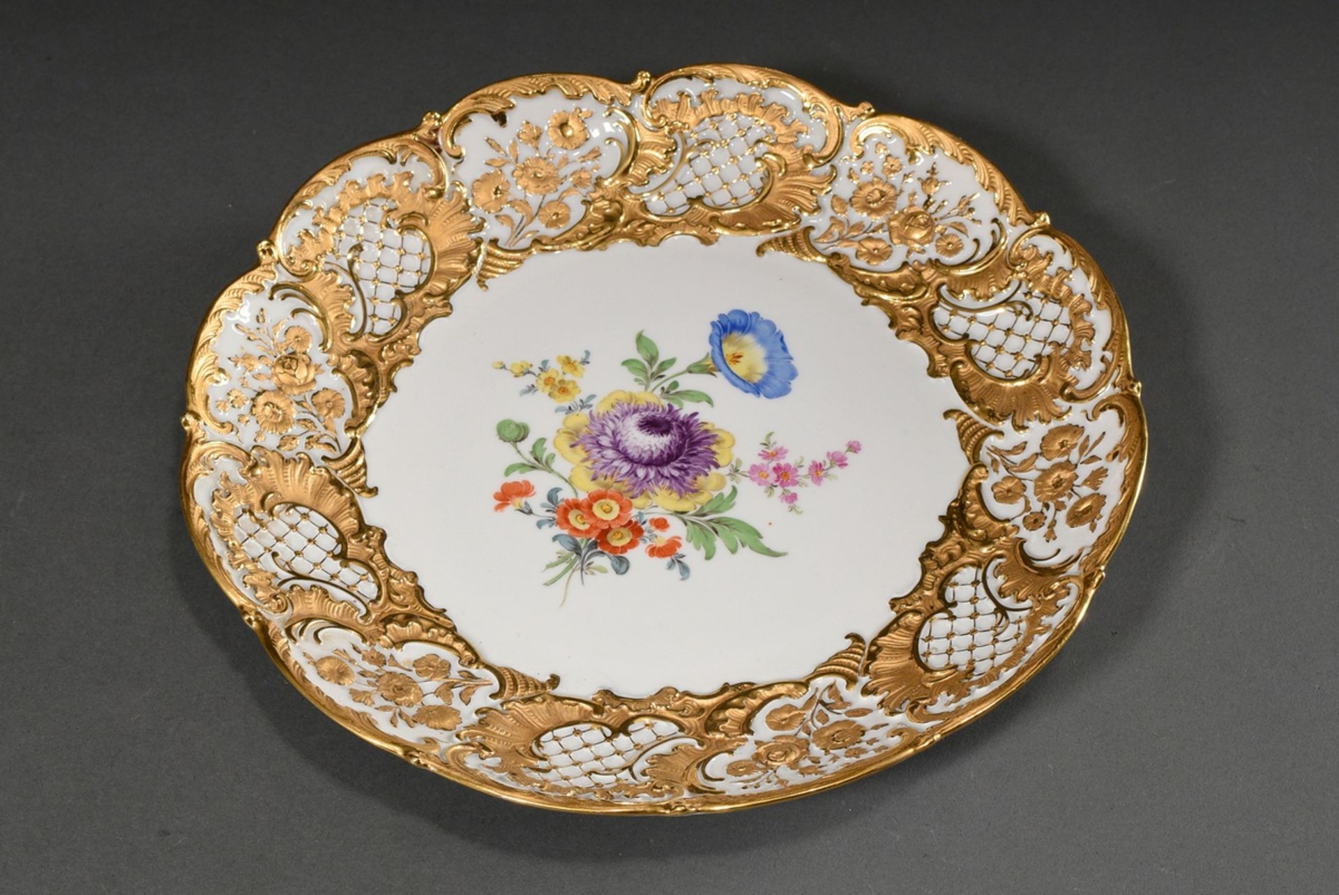 Meissen Prunkteller mit polychromer Malerei "Deutsche Blume" und reich dekoriertem vergoldetem Reli - Bild 2 aus 5