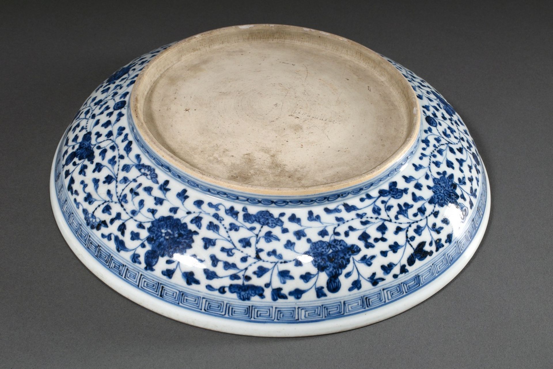 Large bowl in Ming style with blue painting decoration "Lotus blossoms" with meander band, probably - Image 3 of 5