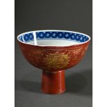 Chinesischer Porzellan Fußbecher mit Golddekor "Blüten und Ranken"über Eisenrotem Fond, innen Blaum