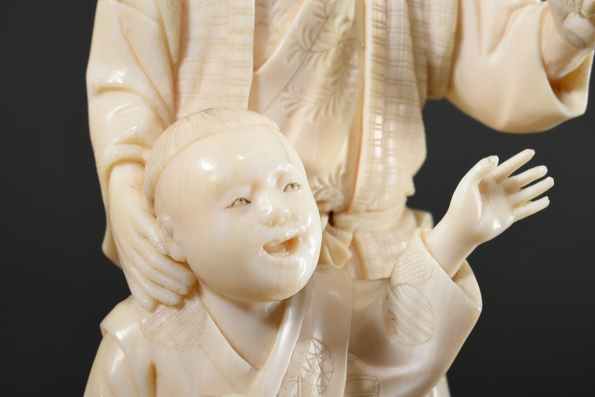 Small ivory okimono "Man with child", sign. Kyosai, Japan Meiji period, h. 15cm, defect at the head - Image 6 of 9
