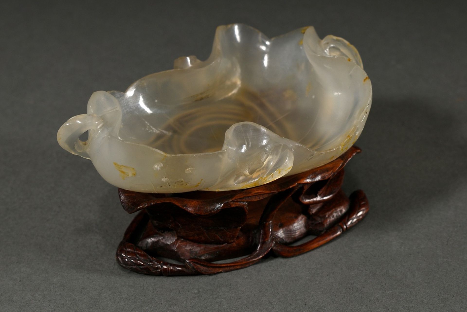 Agate "lotus leaf" bowl on rosewood stand, China Qing dynasty, 5/3,5x10x6,3cm, with defects - Image 2 of 5