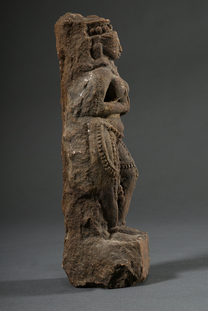 Limestone "Female Adorant", probably Chola dynasty 10th-12th century, h. 25.5cm, traces of age, lat - Image 4 of 5