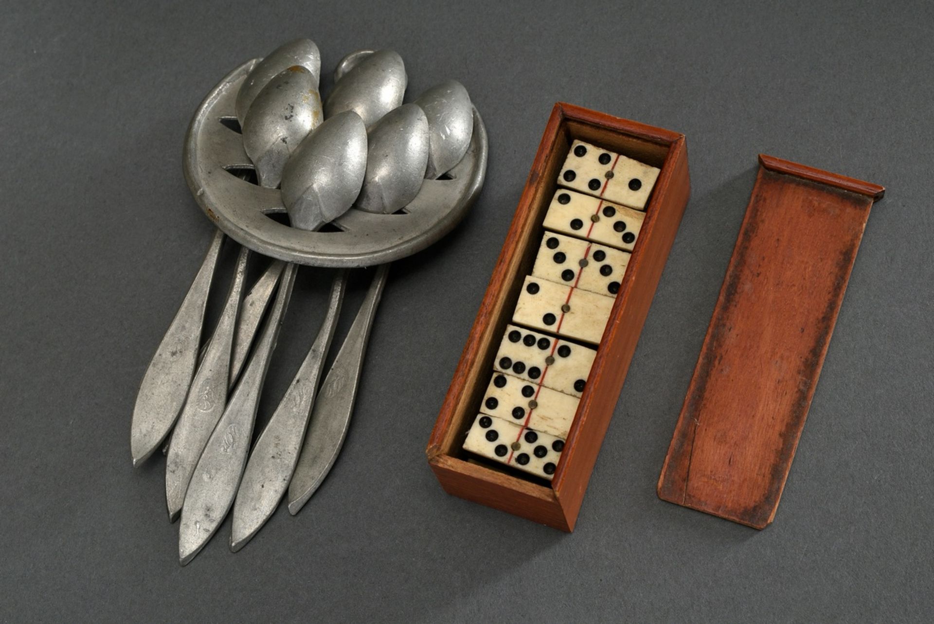 2 Diverse Spielzeuge, um 1900: Puppenstuben Zinn Löffelbrett mit sechs Schlitzen (H. 12cm) und Mini