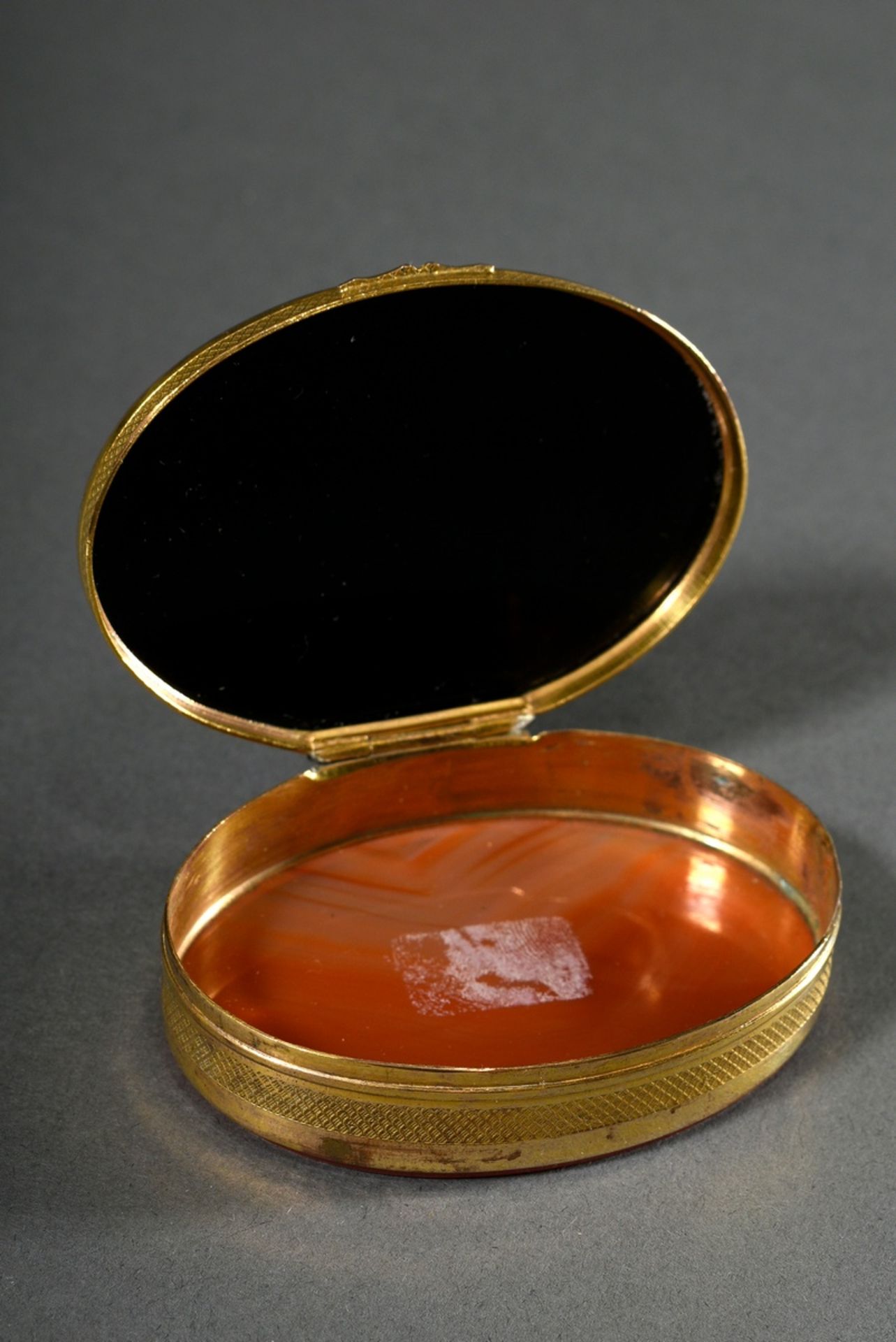 Oval gilded box with micromosaic "Colosseum" in the lid and agate bottom, Italy 19th c., 2,5x7x5,5c - Image 3 of 3