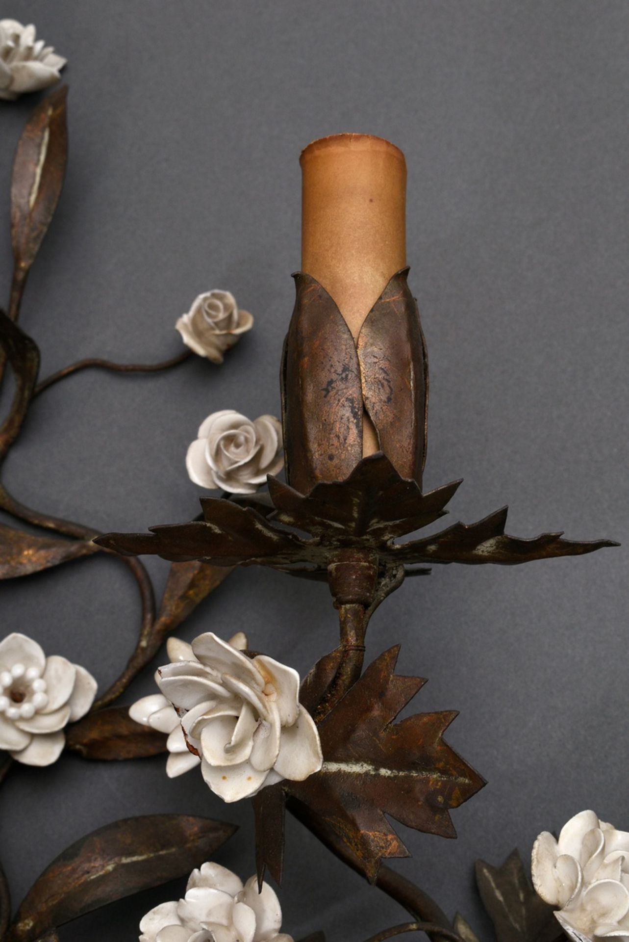 Pair of Italian wall arms in floral façon with porcelain blossoms, sheet brass with remnants of gil - Image 5 of 6
